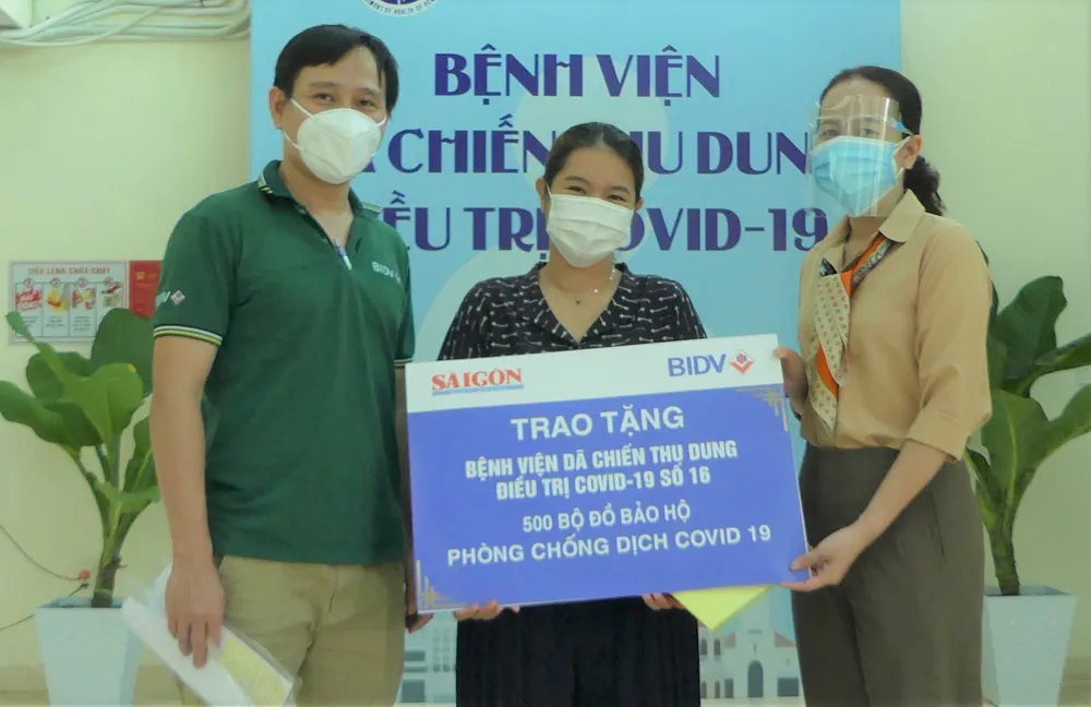 Tặng 500 bộ đồ bảo hộ y tế cho Bệnh viện Dã chiến thu dung điều trị Covid-19 số 16 ảnh 1