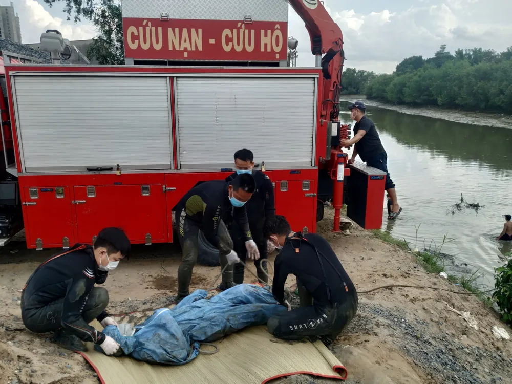 Lặng thầm nghề cứu nạn cứu hộ ảnh 1