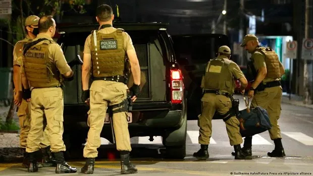 Lực lượng quân cảnh Brazil đột kích vào một địa điểm của băng nhóm tội phạm. Ảnh: AP