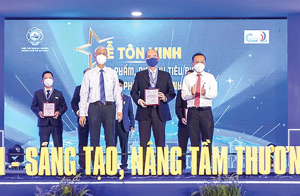 Đại diện SCB nhận danh hiệu  “Sản phẩm, Dịch vụ tiêu biểu TPHCM năm 2021” 
