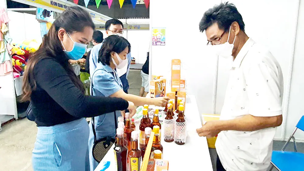 Nước mắm truyền thống Nam Ô là sản phẩm OCOP  của làng biển miền Trung. Ảnh: XUÂN QUỲNH