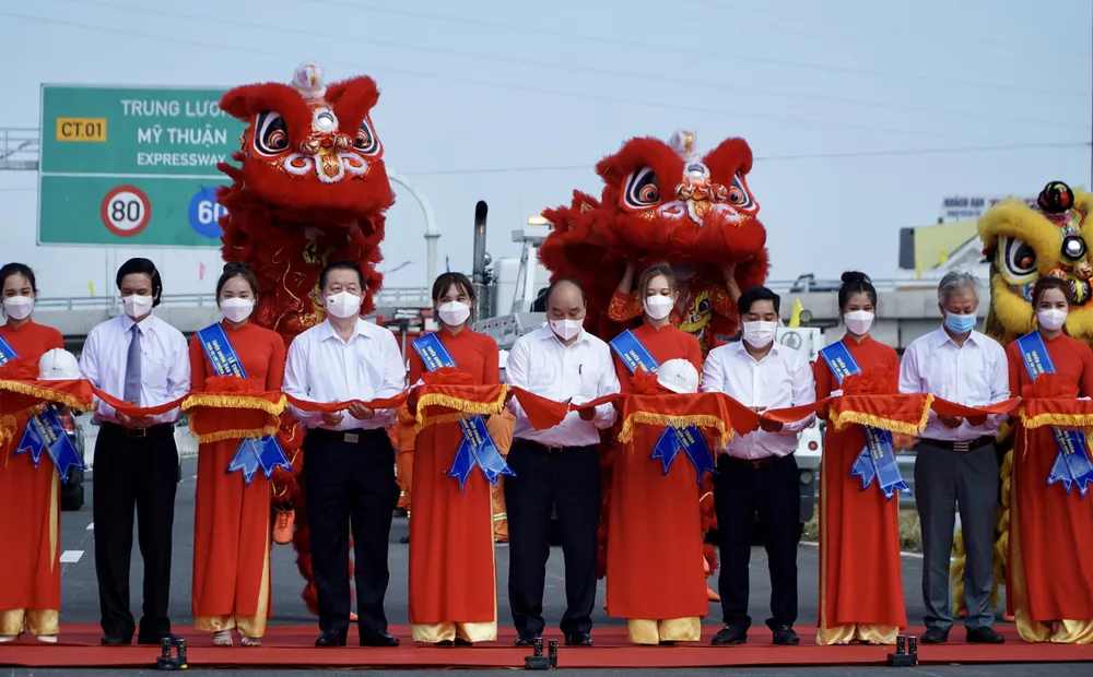 Chủ tịch nước Nguyễn Xuân Phúc dự lễ thông xe kỹ thuật cao tốc Trung Lương - Mỹ Thuận ảnh 1