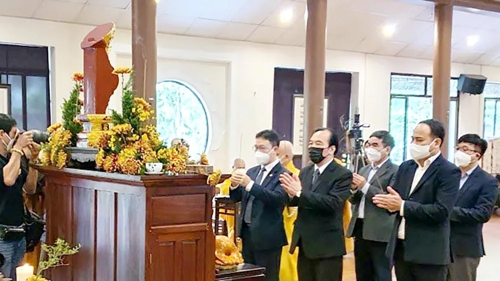 Lãnh đạo Ủy ban Trung ương MTTQ Việt Nam viếng Thiền sư Thích Nhất Hạnh 