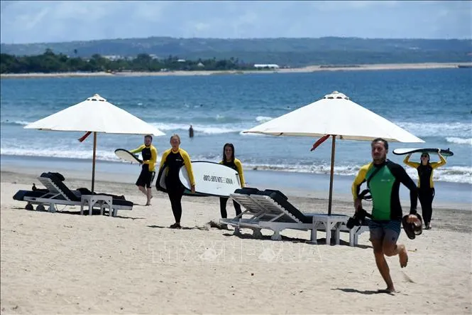 Khách du lịch tại Denpasar thuộc đảo Bali, Indonesia. Ảnh tư liệu: AFP/TTXVN