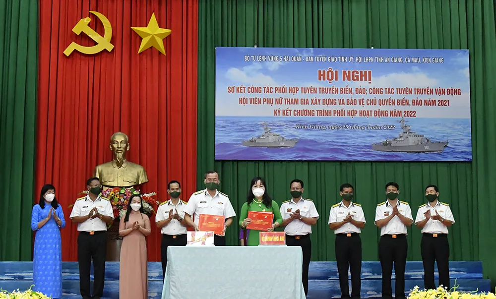 Bộ Tư lệnh Vùng 5 Hải quân gặp mặt báo chí năm 2022 ảnh 2