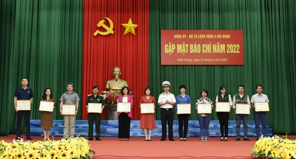 Bộ Tư lệnh Vùng 5 Hải quân gặp mặt báo chí năm 2022 ảnh 1