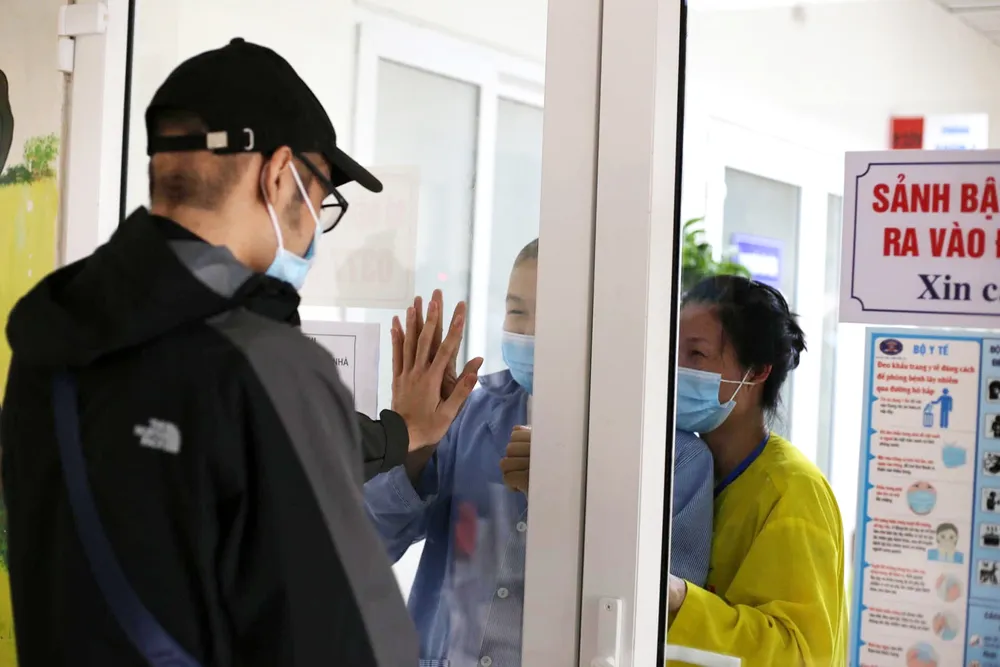 Quang Anh thăm và tặng quà các bệnh nhi ung thư  tại Bệnh viện K (cơ sở Tân Triều, Thanh Trì, Hà Nội)