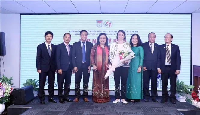 Tặng hoa chúc mừng Tổng Lãnh sự Pháp tại TPHCM, bà Emmanuelle Pavillon-Grosser nhân dịp kỷ niệm Quốc khánh Pháp. Ảnh: TTXVN