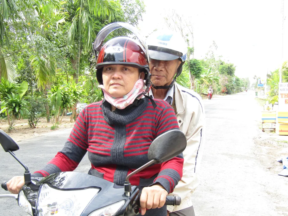 Chị Huỳnh Thị Thúy Linh chuẩn bị cho một cuốc xe ôm