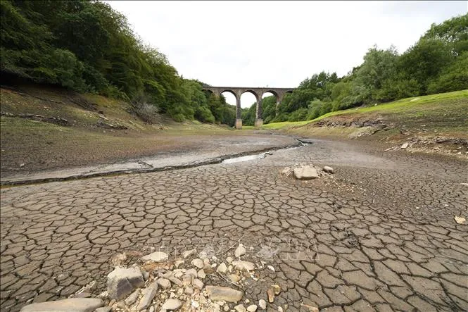 Lòng hồ khô nứt do hạn hán tại Edgworth, tây bắc nước Anh. Ảnh tư liệu: AFP/TTXVN