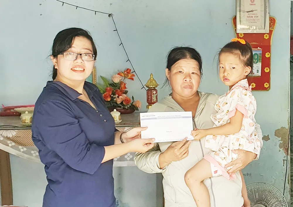 Trao số tiền 10 triệu đồng của bạn đọc tặng gia đình anh Lê Hoàng Long 