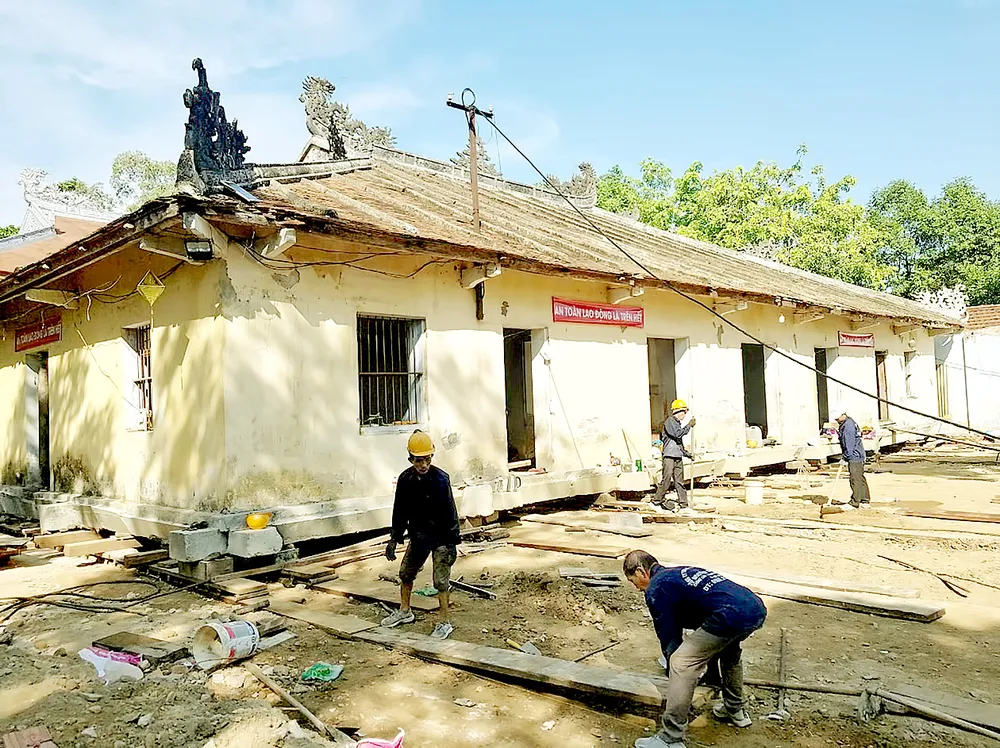 Bắt đầu dịch chuyển tòa chánh điện Đại Hùng ở chùa Diệu Đế (Huế)