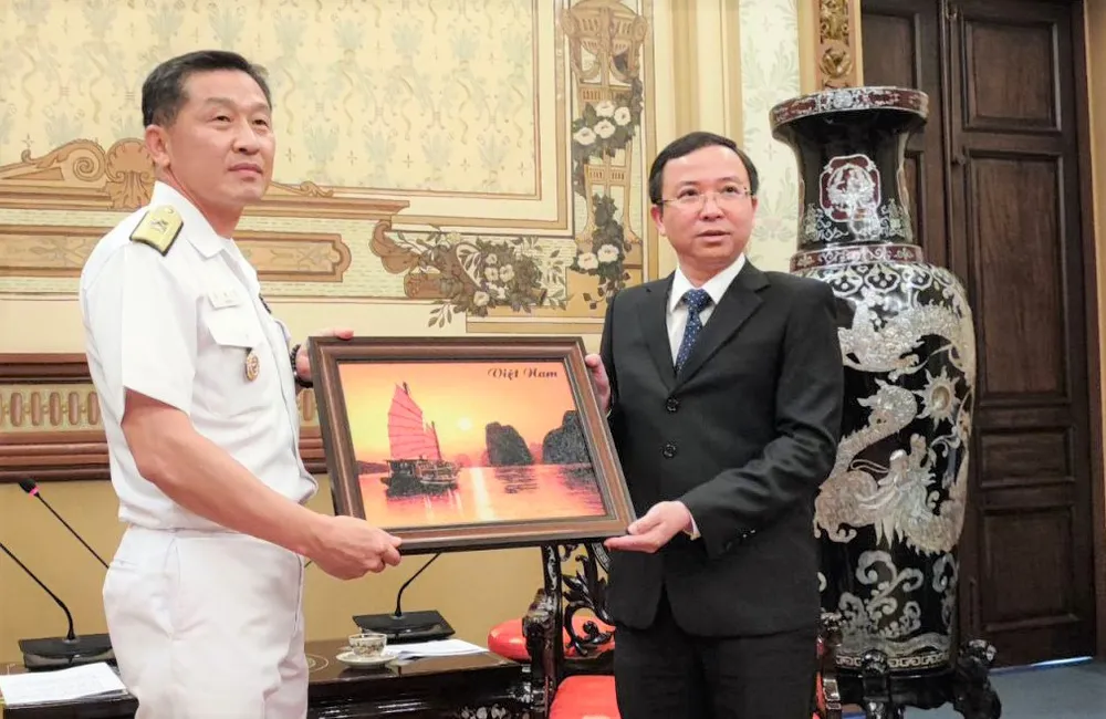 Đồng chí Đặng Quốc Toàn (phải) tặng  Chuẩn tướng Gang Dong-goo quà lưu niệm