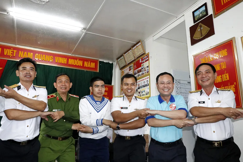 Ấm tình quân - dân ảnh 6