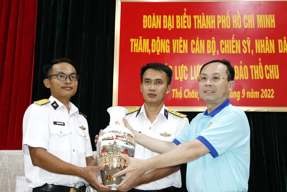 Ấm tình quân - dân ảnh 3