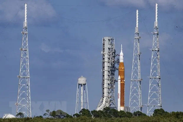 Tên lửa SLS, mang theo tàu thám hiểm Mặt Trăng thực hiện sứ mệnh Artemis I, được đặt vào bệ phóng tại Trung tâm Vũ trụ Kennedy, bang Florida, Mỹ. Ảnh: AFP/TTXVN