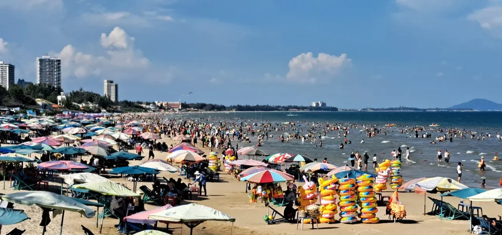 Du khách tắm biển tại TP Vũng Tàu dịp 2-9-2022