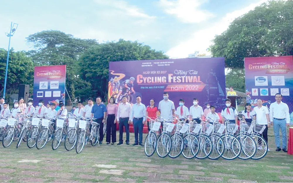 Đại diện Công ty TNHH MTV XSKT Bà Rịa - Vũng Tàu trao xe đạp cho trẻ em nghèo học giỏi