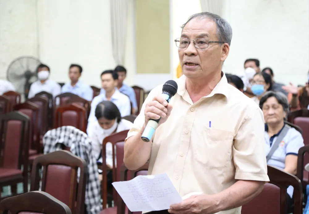 Cử tri phường Phước Long B, TP Thủ Đức, TPHCM nêu ý kiến  tại buổi tiếp xúc cử tri trước kỳ họp thứ 8 HĐND TPHCM khóa X. Ảnh: THU HƯỜNG