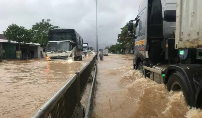 Cung đường tại 867+200 QL 1A qua xã Lộc Trì, huyện Phú Lộc, tỉnh Thừa Thiên - Huế bị ngập sâu sau cơn mưa chiều ngày 2-12