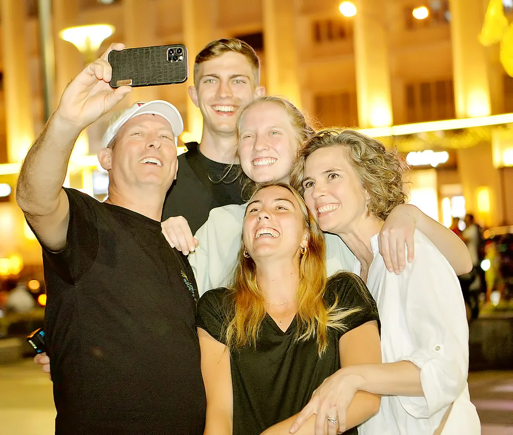 Du khách vui Giáng sinh ở đường Nguyễn Huệ, quận 1. Ảnh: CAO THĂNG Du khách vui Giáng sinh ở đường Nguyễn Huệ, quận 1. Ảnh: CAO THĂNG