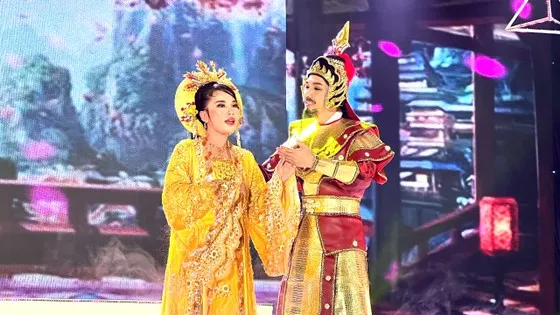 Thí sinh Nguyễn Ngọc Hà thi diễn trích đoạn Đại thắng mùa xuân với sự trợ diễn của NS Nguyễn Minh Trường. Ảnh: THÚY BÌNH