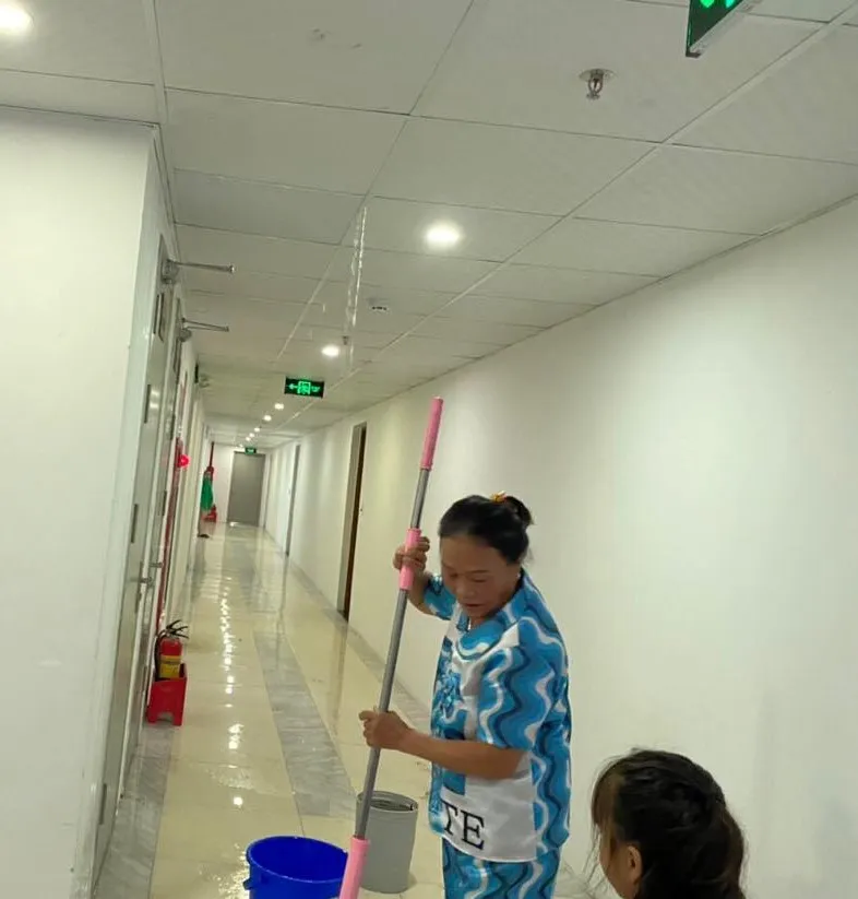 Cứ mưa là phải dùng xô, chậu để hứng nước từ mái chảy xuống