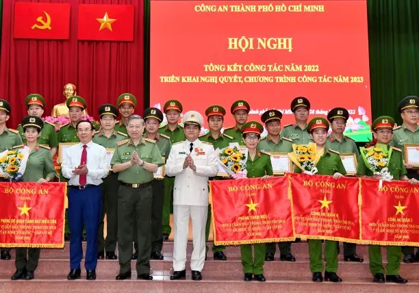 Bộ trưởng Bộ Công an Tô Lâm và Bí thư Thành ủy TPHCM Nguyễn Văn Nên tuyên dương các cá nhân và tập thể có thành tích xuất sắc trong phong trào thi đua. Ảnh: VIỆT DŨNG Bộ trưởng Bộ Công an Tô Lâm và Bí thư Thành ủy TPHCM Nguyễn Văn Nên tuyên dương các cá nhân và tập thể có thành tích xuất sắc trong phong trào thi đua. Ảnh: VIỆT DŨNG