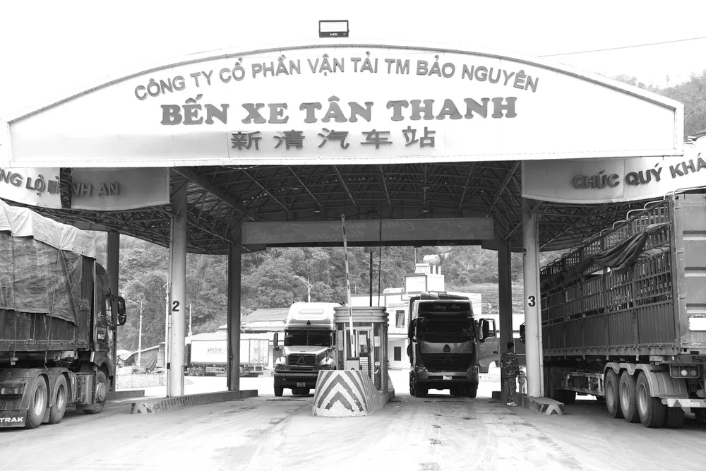 Xe chở hàng nông sản ra khỏi bãi đậu để xuất khẩu qua cửa khẩu quốc tế Tân Thanh Xe chở hàng nông sản ra khỏi bãi đậu để xuất khẩu qua cửa khẩu quốc tế Tân Thanh