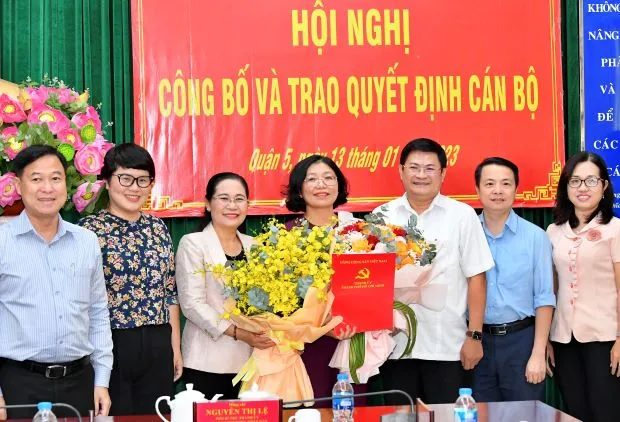 Phó Bí thư Thành ủy Nguyễn Thị Lệ cùng các đồng chí lãnh đạo quận 5 chúc mừng đồng chí Huỳnh Ngọc Nữ Phương Hồng. Ảnh: VIỆT DŨNG
