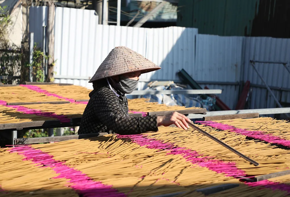 Người dân làng Quảng Phú Cầu phơi tăm hương