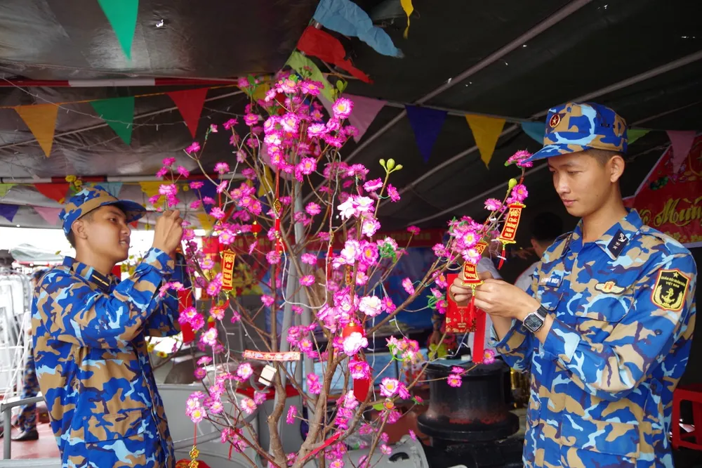 Trang hoàng chuẩn bị đón xuân