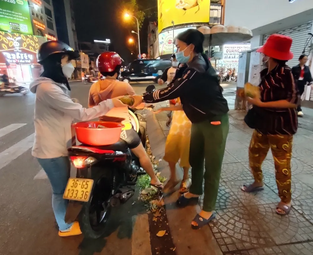 Các bạn trẻ nhóm Gen Xanh tặng bánh chưng đêm giao thừa