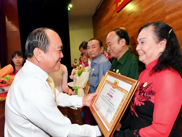 Phó chủ tịch UBND Quận 7 Lê Văn Thành biểu dương bí thư chi bộ khu phố, đảng viên tiêu biểu. Ảnh: VIỆT DŨNG