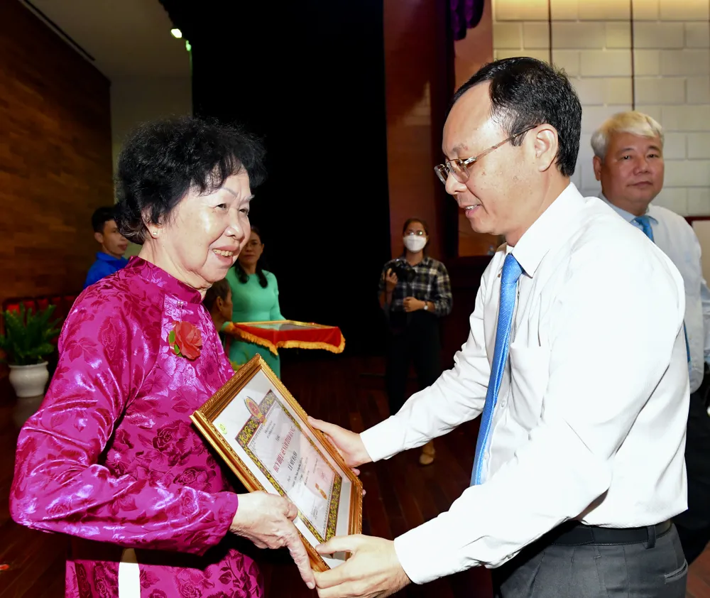 Phó Bí thư Thành ủy TPHCM Nguyễn Văn Hiếu trao Huy hiệu 65 tuổi Đảng cho đồng chí Lý Mỹ Hạnh. Ảnh: VIỆT DŨNG