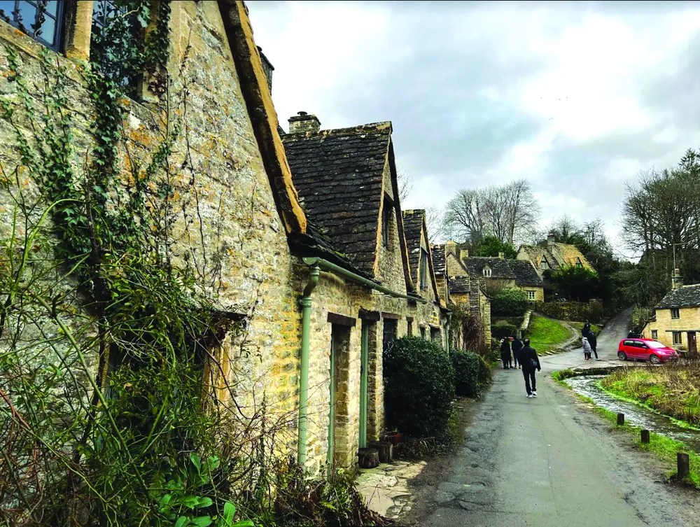 Dãy nhà cổ Arlington Row in trong passport của Vương quốc Anh, được xem là dãy nhà cổ nhất và có tuổi đời hơn 600 năm