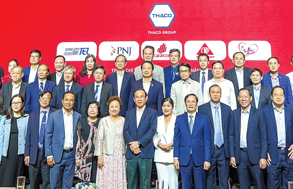 Lãnh đạo TPHCM với các đại biểu dự hội nghị. Ảnh: ÁI VÂN