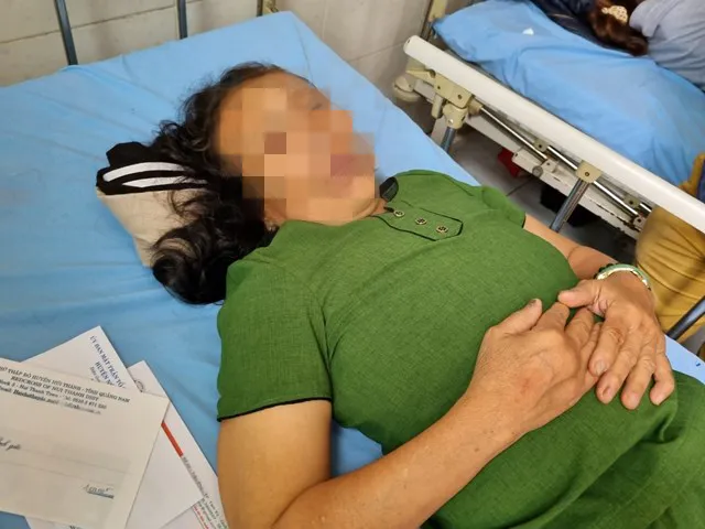 Bà Phạm Thị Mai (60 tuổi, quê thôn Thanh Khiết, xã Nghĩa Hà, huyện Tư Nghĩa, tỉnh Quảng Ngãi) một trong những nạn nhân còn sống sót đang điều trị tại bệnh viện Bà Phạm Thị Mai (60 tuổi, quê thôn Thanh Khiết, xã Nghĩa Hà, huyện Tư Nghĩa, tỉnh Quảng Ngãi) một trong những nạn nhân còn sống sót đang điều trị tại bệnh viện