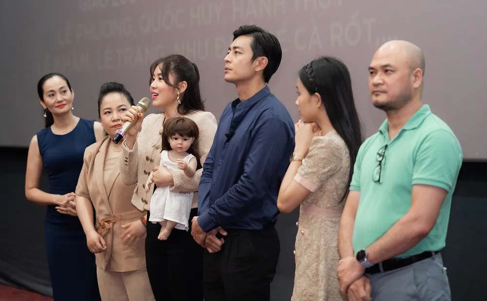 Khán giả giao lưu với dàn diễn viên trong phim Vong nhi. Ảnh: ĐPCC