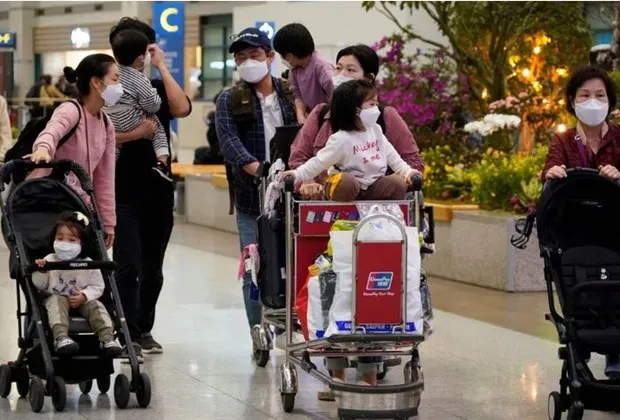 Hành khách đeo khẩu trang phòng ngừa COVID-19 tại Sân bay Quốc tế Incheon, Hàn Quốc. Ảnh: Reuters