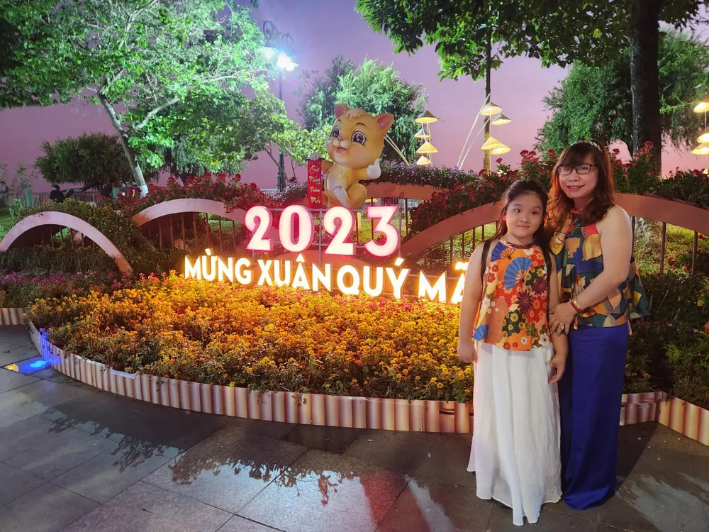 Một phụ nữ ở TP Biên Hòa cùng con dạo chơi công viên Một phụ nữ ở TP Biên Hòa cùng con dạo chơi công viên