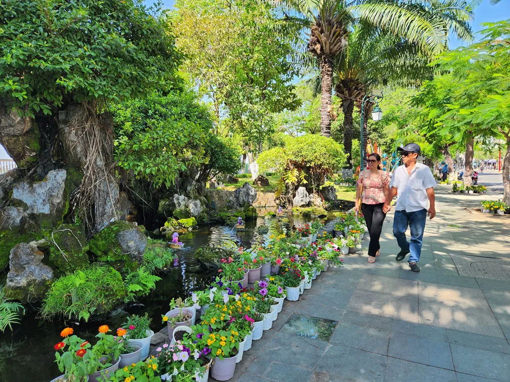 Đôi vợ chồng đến từ TP Long Khánh dạo chơi ở đường hoa Đôi vợ chồng đến từ TP Long Khánh dạo chơi ở đường hoa