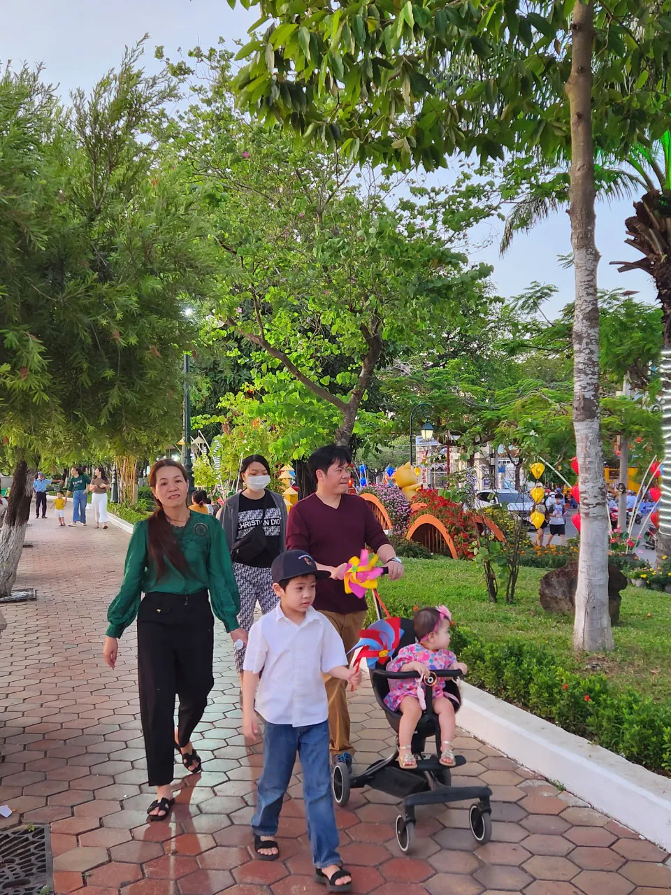 Một gia đình vui chơi trong Công viên Nguyễn Văn Trị đầu năm mới 2023 Một gia đình vui chơi trong Công viên Nguyễn Văn Trị đầu năm mới 2023