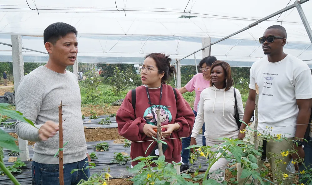 Đoàn Mozambique tham quan một HTX du lịch sinh thái Đoàn Mozambique tham quan một HTX du lịch sinh thái