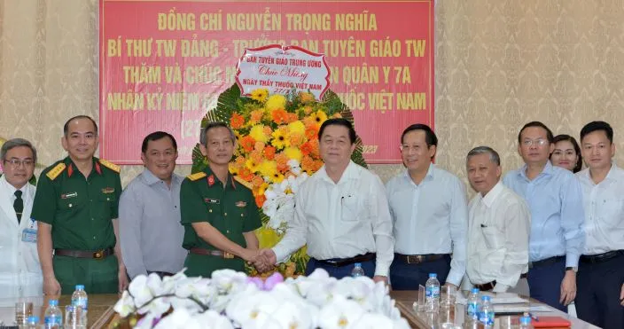Trưởng Ban Tuyên giáo Trung ương Nguyễn Trọng Nghĩa chúc mừng tập thể cán bộ, nhân viên y tế Bệnh viện Quân y 7A . Ảnh: CAO THĂNG
