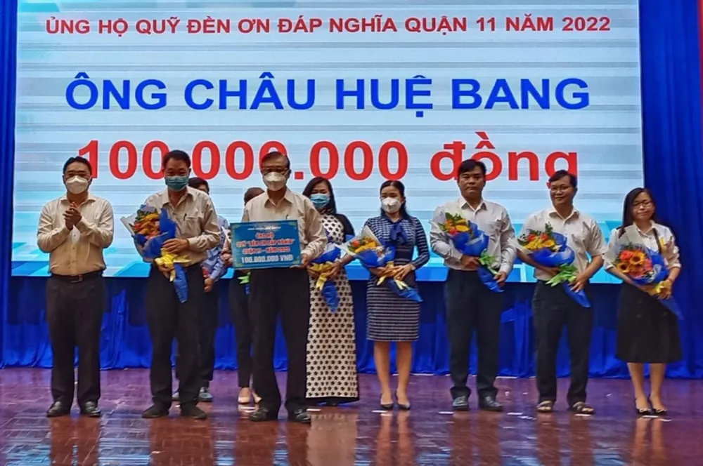Ông Châu Huệ Bang (đứng giữa, hàng trên) trao tặng kinh phí ủng hộ Quỹ Đền ơn đáp nghĩa quận 11 - năm 2022