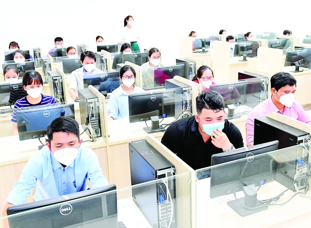 Thi tuyển công chức TPHCM năm 2022 tại Học viện Cán bộ TPHCM. Ảnh: VIỆT DŨNG Thi tuyển công chức TPHCM năm 2022 tại Học viện Cán bộ TPHCM. Ảnh: VIỆT DŨNG