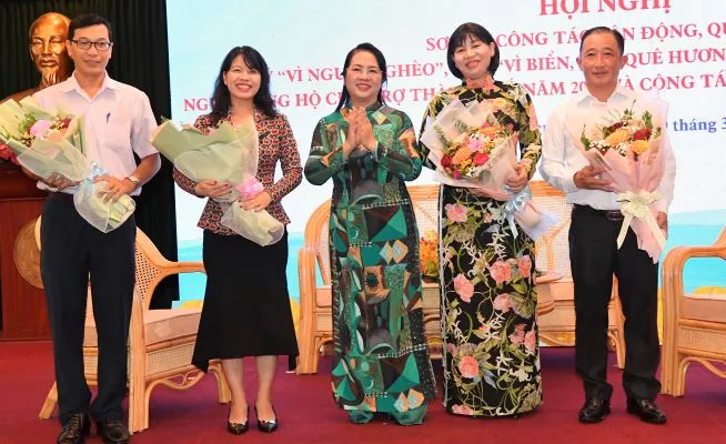 Đồng chí Trần Kim Yến tặng hoa cho các đơn vị tham gia giao lưu. Ảnh: VIỆT DŨNG