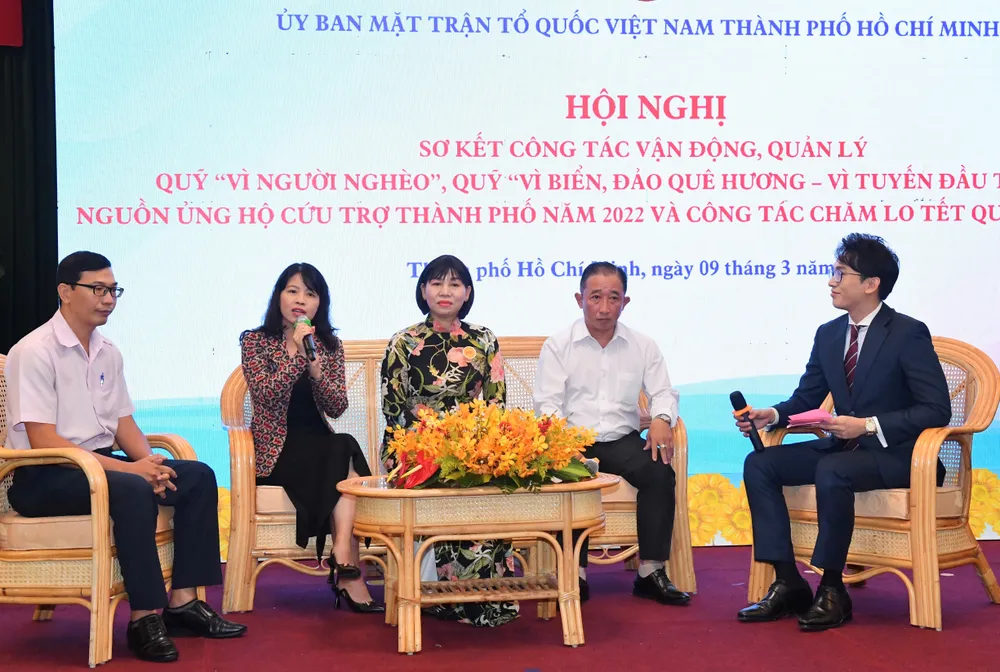 Giao lưu các đơn vị tại hội nghị. Ảnh: VIỆT DŨNG