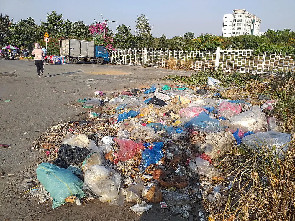 Bãi rác ô nhiễm tràn đường, ngập vỉa hè